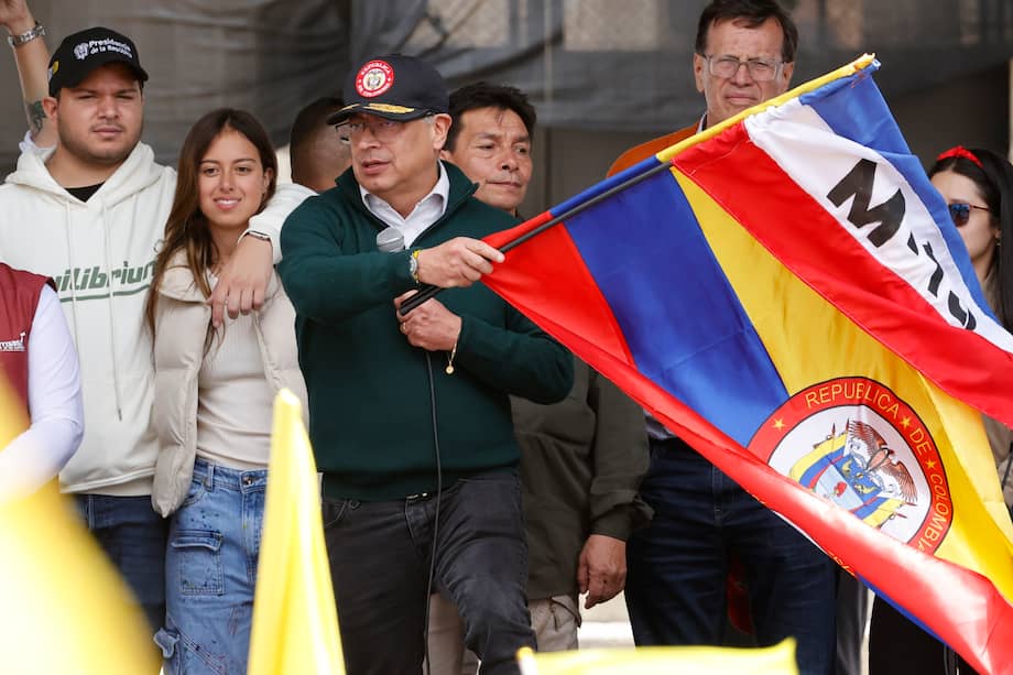 AngelMa84473077's tweet photo. @lcvelez Jueces de la republica que nos quieren prohibir ponernos camiseta de seleccion Colombia que es de TODOS lo que deberian prohibirle a Petro es enaltecer en plaza publica bandera NARCOTERRORISTA M19 o no se acuerdan ya los magistrados que asesinaron esos criminales @CorteSupremaJ ? https://t.co/3H8MYsgAi5
