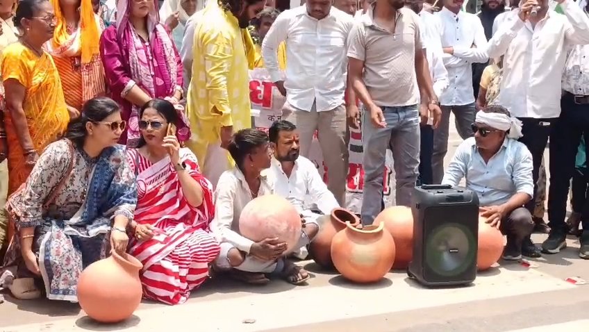 iwcmp_23's tweet photo. इंडिया विथ कांग्रेस #मध्यप्रदेश के प्रदेश अध्यक्ष श्री मंगल सिंह जी के नेतृत्व में क्षेत्र के #पानी की समस्या को लेकर #कटनी नगर निगम घेराव किया गया एवं मटका फोड़ कर विरोध प्रदर्शन किया गया कार्यक्रम में सभी पदाधिकारी गण एवं कार्यकर्ता उपस्थित रहे l https://t.co/g5pByNQgRc