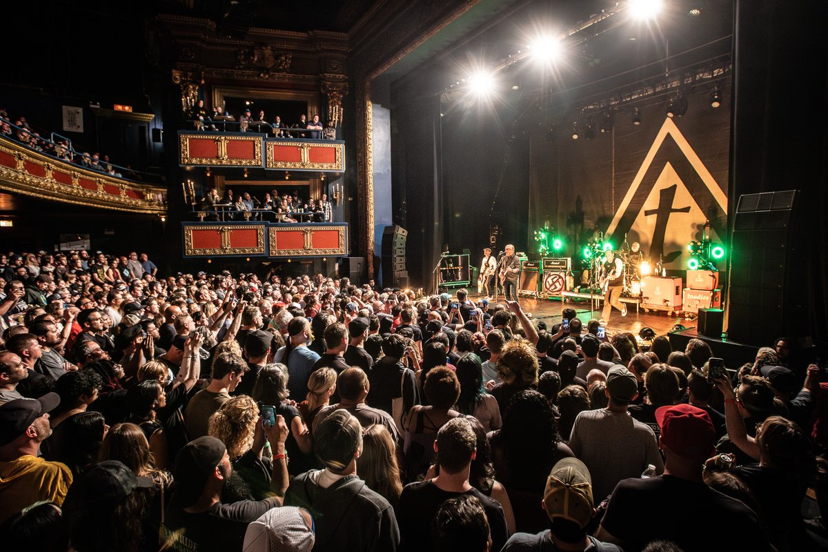 TheVicChicago's tweet photo. A look back at Sunday night as @thetoadies took over a packed Vic Theatre!

pc: David Miller https://t.co/6wFlYs9oek