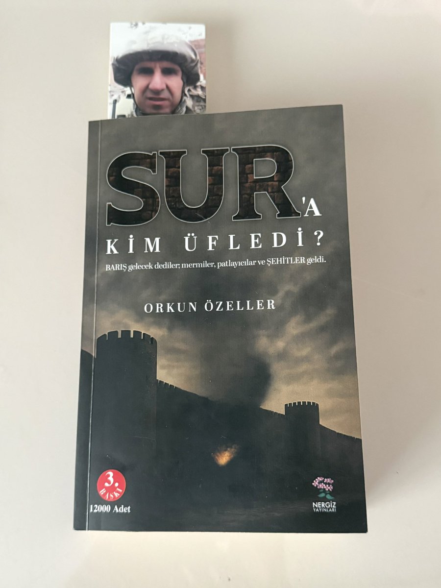 BadurFigen's tweet photo. SUR’A KİM ÜFLEDİ

“Birilerinin ülkemizde çıkarmayı amaçladıkları iç karışıklık içi planladıkları hendek operasyonları Türk asker ve polisinin sağduyulu mücadelesi ve yaklaşımı, bölge halkının da bölücü terör örgütünün değil, devletinin yanında olmasıyla birleşince başarısızlıkla sonuçlandı.

Allah bize bir daha bu tür mahşerler yaşatmasın”

Tanrı Türk’ü korusun…Aminn”🇹🇷

Kendini vatanına adamış, vatansever ve gözü pek bir Türk askerinin; yaşadıklarını, hissettiklerini ve kendi ifadesiyle “Mahşeri Hendek Olayları”nı yüreğinden süzerek kaleme döktüğü satırlardan birkaç bölüm👆🏻

Okurken insanın yüreğine dokunan; acıları, verilen mücadeleleri, fedakârlıkları ve vatan sevgisinin her şeyin üzerinde tutulduğu o zorlu günleri hissettiren, hafızalarda derin izler bırakan bir anlatım..

Kaleminize, yüreğinize, emeğinize sağlık🙏🏻 Tebrikler ve teşekkürler Sn. @OrkunOzeller

Hendek operasyonlarında şehit olan kahramanlarımızı rahmet ve minnetle, gazilerimizi ise saygı ve şükranla anıyoruz. 🙏🏻🇹🇷🇹🇷

İlelebet Cumhuriyet 🇹🇷🇹🇷

@iyiparti @MDervisogluTR @Ozturkdenizli @KevserOfluoglu @cenkozatici @ipekozkal @Yucel_Coskun @sdeniz13 @mesutdursunn