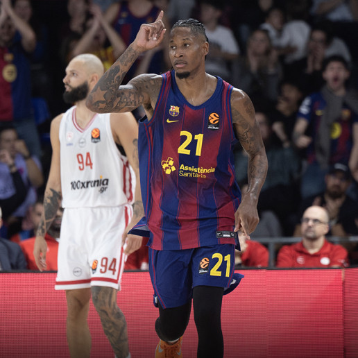 JAFernandes's tweet photo. Clyburn consegue estar em campo e nem sequer damos por ele.Será a zona do Murcia que o anula?As opções de Xavi Pascual?Qual será a razão da sua queda de forma @coachruialves?E nem sequer se pode dizer que é o virtuosismo atacante dos colegas neste jogo que o "apaga"...  #DAZNACB https://t.co/ZxZ6jBN2Ha
