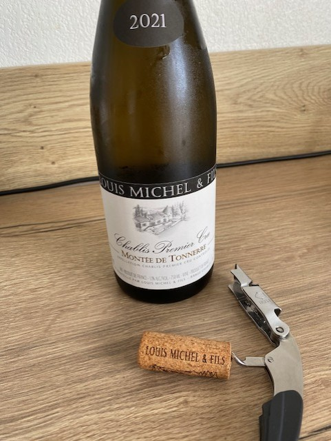 MnsrFood's tweet photo. @NickAnt12345 @Chablislodge Talking Louis Michel and Montée de Tonnerre, we enjoyed this with lunch today ! 
The '21 vintage 'advisory' from Mnsr Chablis stands !
I've only got 11 of them left now !! 😄 https://t.co/3Ch6RJ7Qjk
