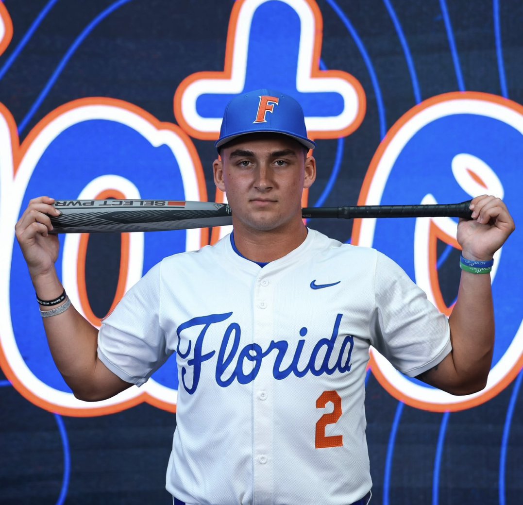 OverSlot_'s tweet photo. TRANSFER: FGCU catcher Jon Embury announces he is transferring to Florida. He is the No. 80 prospect in the 2027 Draft.

Enormous exit velocity + burgeoning catch-and-throw skills, Embury slashed .364/.429/.655 with 17 homers as a soph.

Impact bat in Gainesville.

👇PROFILE👇 https://t.co/lkSyH8m744