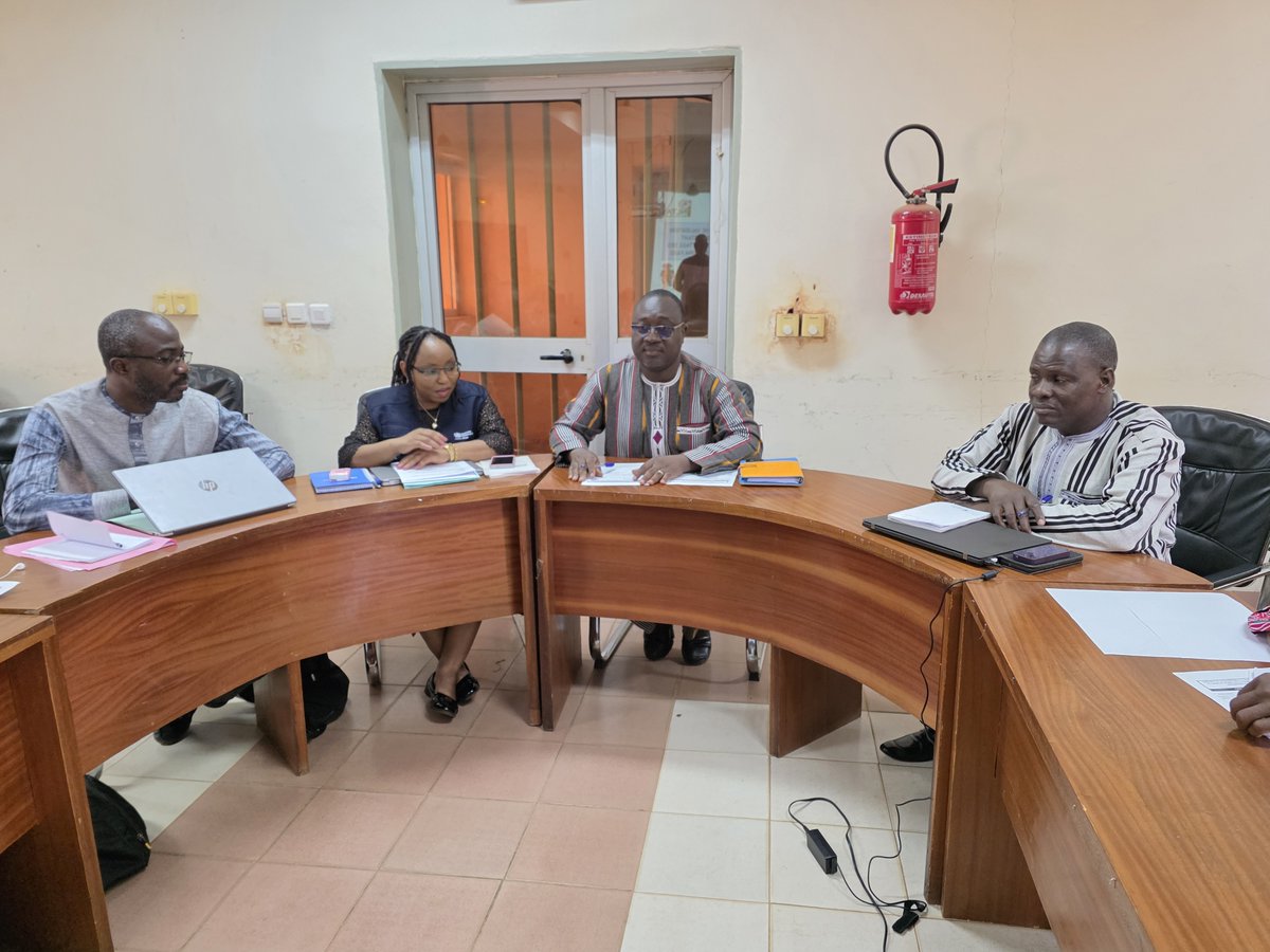OMS_Burkina's tweet photo. 🌍 L’#OMS soutient la validation du projet d’arrêté sur le conditionnement et l’étiquetage des produits du tabac au Burkina Faso 🚭
 Ensemble, préservons la santé des Burkinabè ! 💪🚭

#SantéPublique
#StopTabac
#BurkinaFaso 
#Prévention https://t.co/KF9yeCHr0m