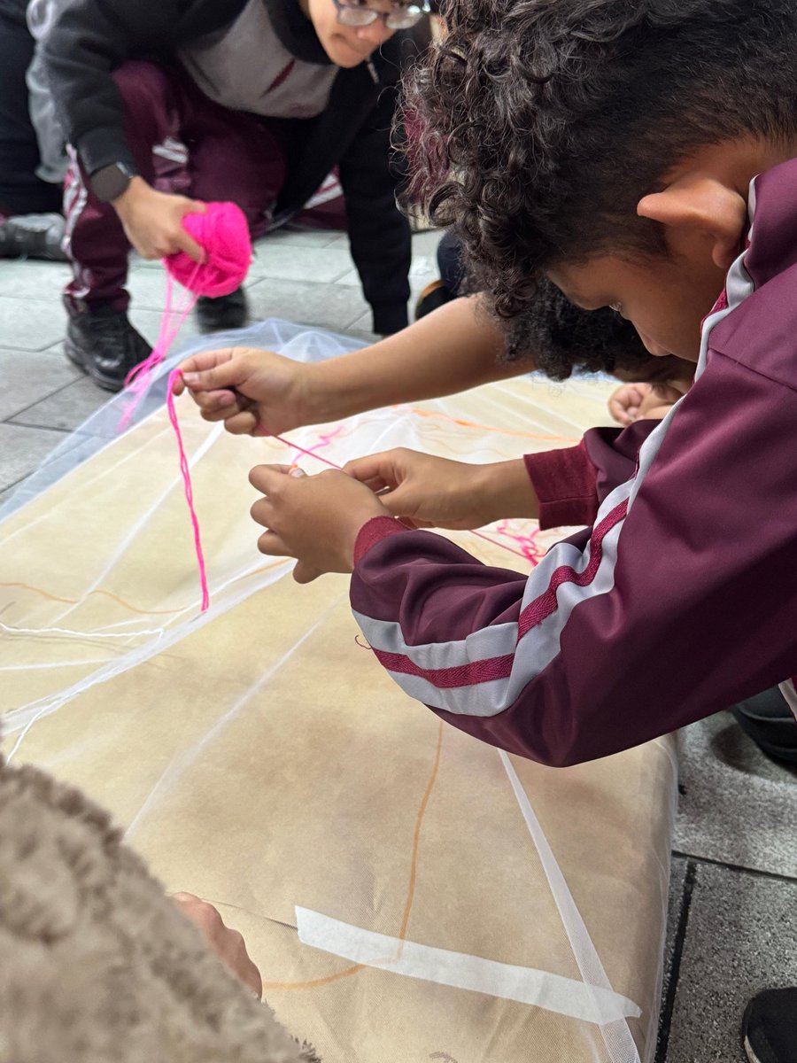 Muni_Indep's tweet photo. Taller de libro bordado con la técnica de lanigrafía en el contexto del hito de cierre Somos Barrio Cultural - sesión final con 6to básico en la Escuela Cornelia Olivares https://t.co/m8DYBtRtqf