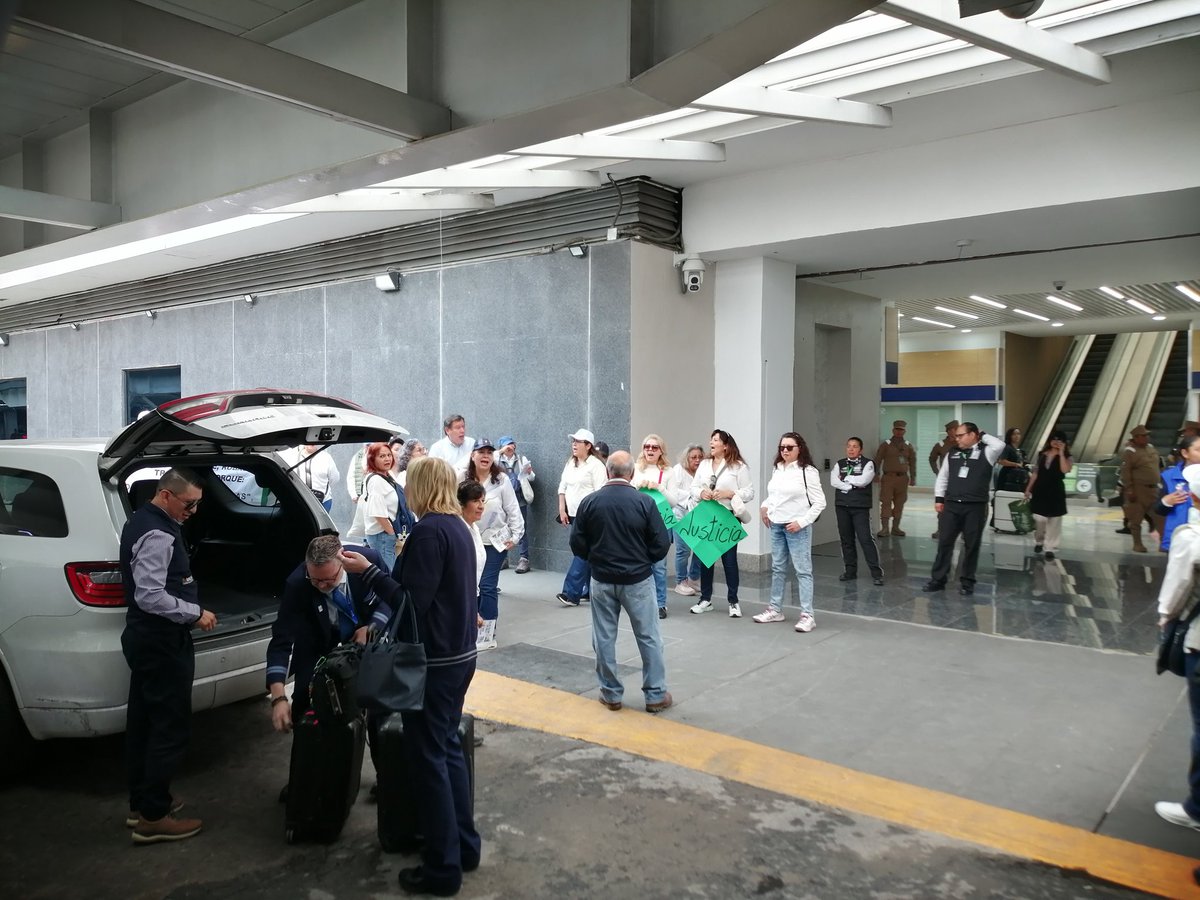 JLAC5's tweet photo. Continúa nuestra manifestación informativa y pacífica en la T1 del Aeropuerto. NO a la Retroactividad, SI al Respeto a los Derechos Humanos y Adquiridos.
@azucenau @FDoringCasar @kenialopezr @CarlosLoret @ClaudioOchoaH @SergioSarmiento @El_Universal_Mx @LuisCardenasMx @proceso https://t.co/fCxIZyNat1