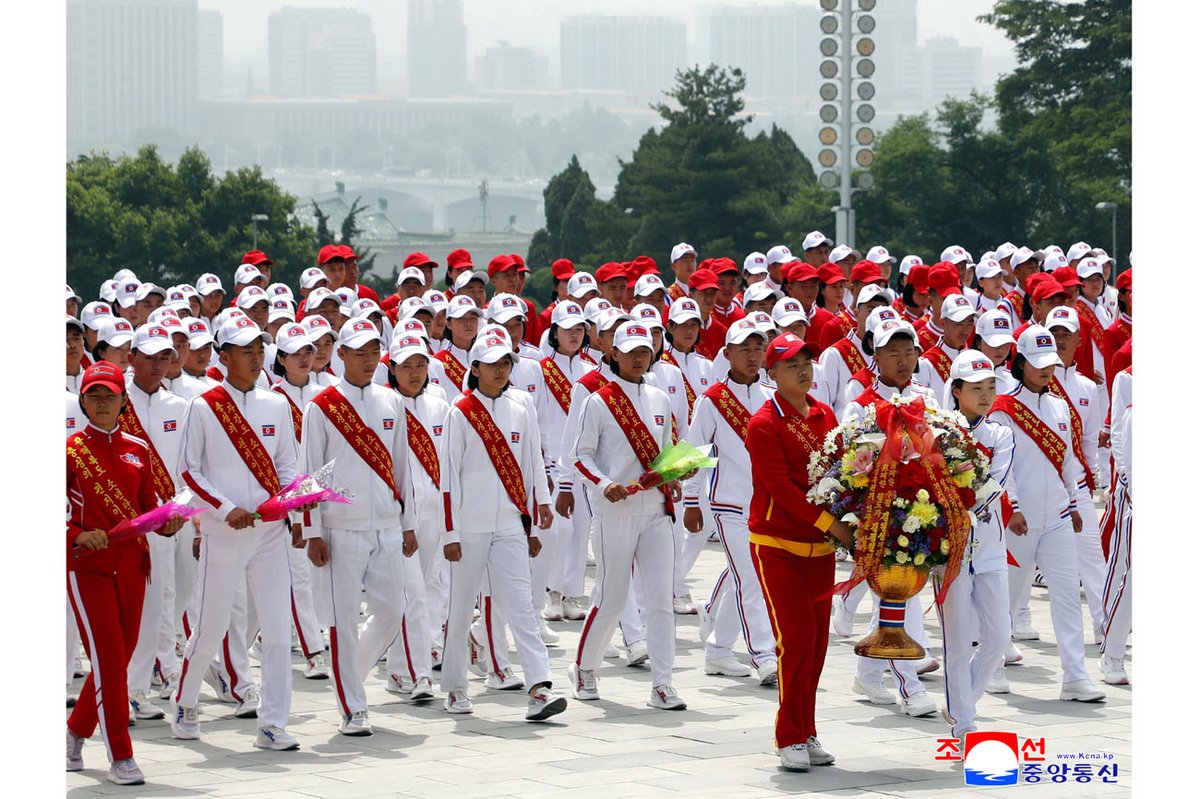 Korea_Friend_UK's tweet photo. Floral Tribute Paid to Statues of Great Leaders
 The participants in the celebrations of the 80th founding anniversary of the Korean Children's Union visited the statues of the great leader Generalissimo Kim Il Sung and the great leader Generalissimo Kim Jong Il on Mansu Hill https://t.co/fDGrHbKUK1