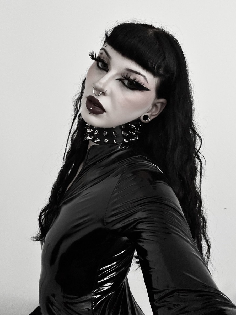 GoddessLee666's tweet photo. Manche Menschen sind einfach dazu bestimmt, unter mir zu stehen. 👠 https://t.co/tpJqJC45Aa
