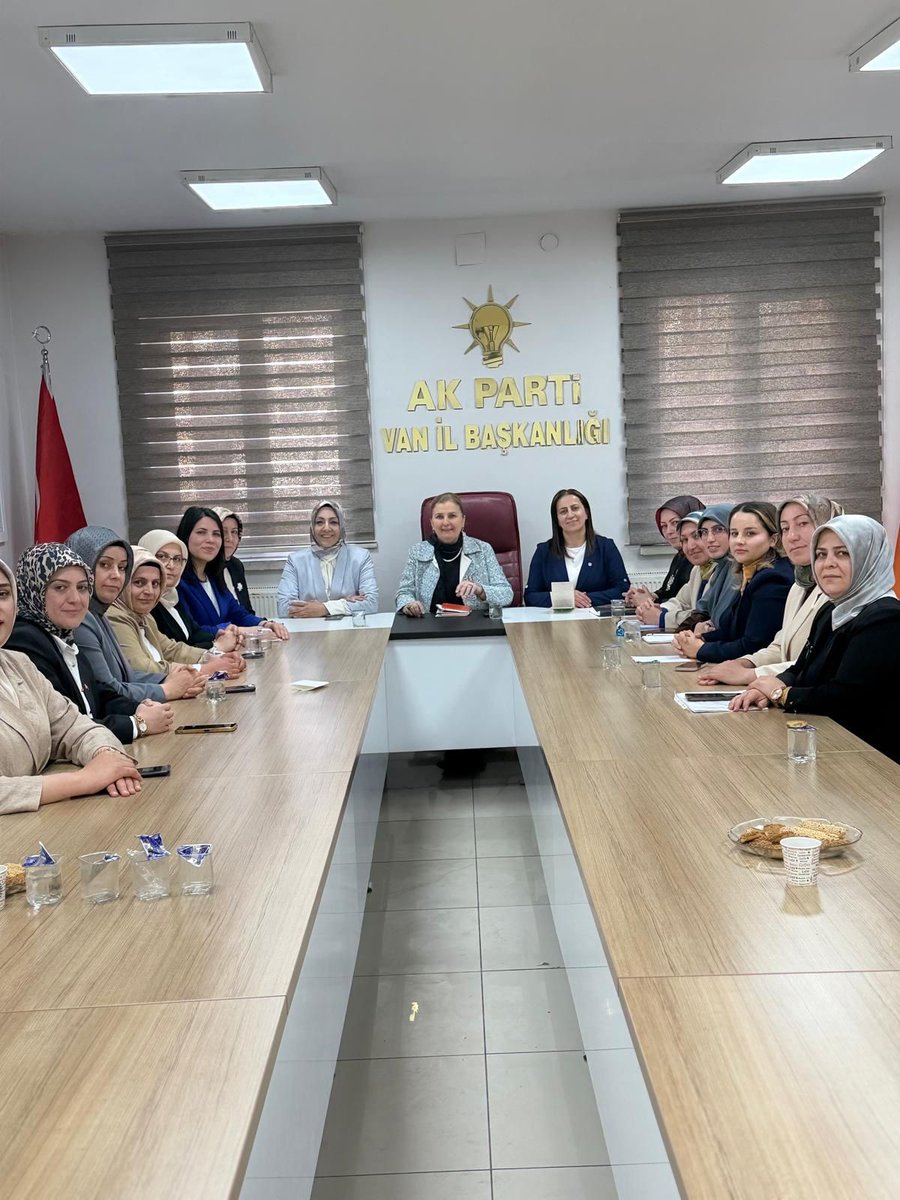 Deryailikan's tweet photo. "Davamız, kadınlarımızın emeği, inancı ve gayretiyle her geçen gün daha da güçleniyor" 

Genel Merkez Kadın Kolları Teşkilat Başkanımız Sn. @tulaykaynarca başkanlığında gerçekleştirdiğimiz İstişare ve Değerlendirme Toplantımızda, hedeflerimizi ve çalışmalarımızı değerlendirdik. https://t.co/JKiFcETFVG