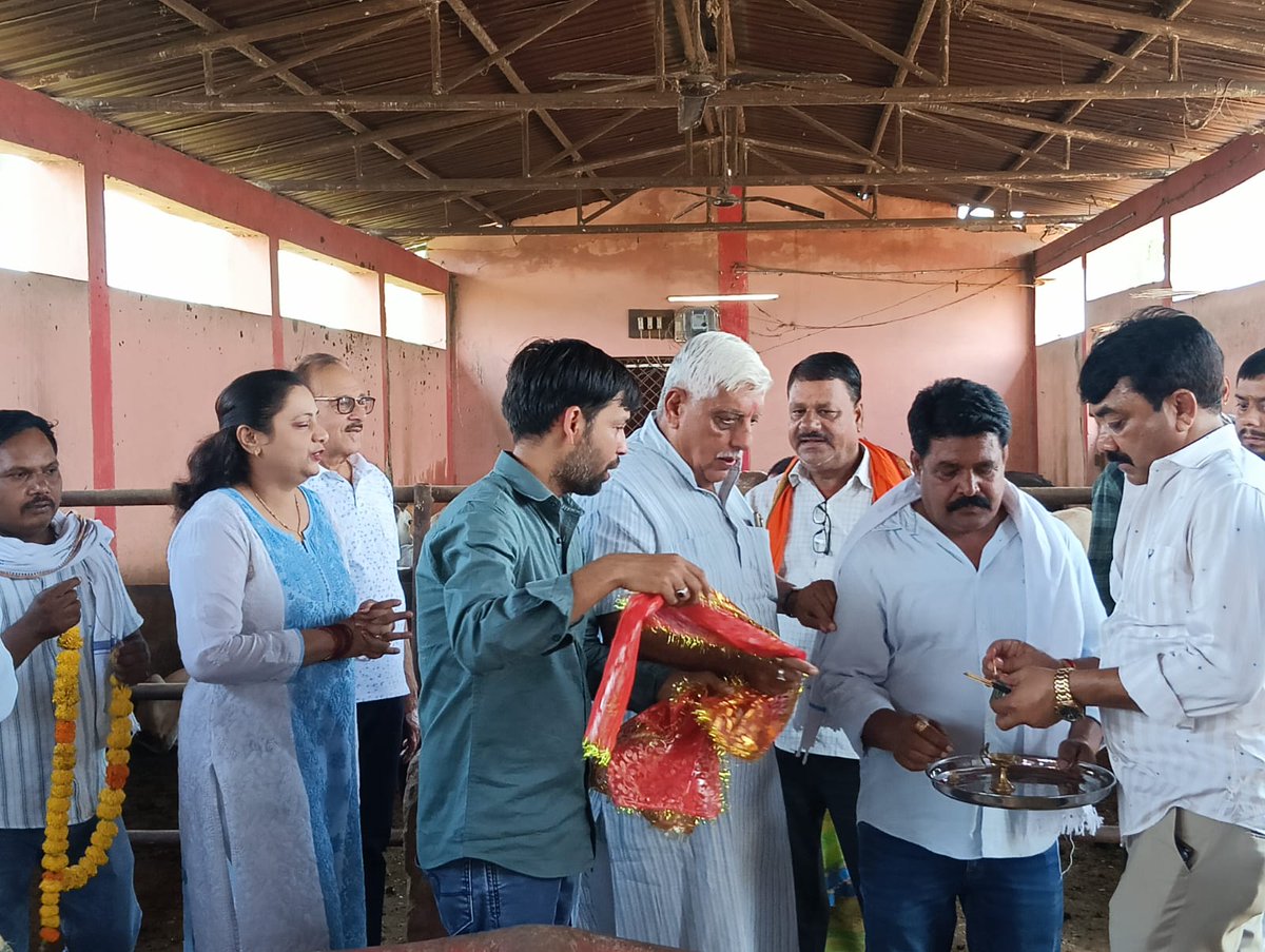 AjayVishnoiBJP's tweet photo. गौ सेवा और गौ संरक्षण भारतीय संस्कृति की अमूल्य धरोहर हैं।

गत दिवस पाटन तहसील की ग्राम पंचायत काकरखेड़ा के आश्रित ग्राम गरेहा में संस्था नम्रता शिक्षा एवं ���ुनर्वास परिषद द्वारा संचालित गौशाला में गौ पूजन कर गौशाला का निरीक्षण किया। वर्तमान में यहां 110 निराश्रित गोवंश का संरक्षण एवं पालन-पोषण किया जा रहा है।

संस्था द्वारा विगत वर्षों से गौ संरक्षण एवं संवर्धन के लिए किए जा रहे सेवा कार्य अत्यंत सराहनीय हैं। निरीक्षण के दौरान गौशाला संचालन से जुड़ी चुनौतियों की जानकारी भी प्राप्त हुई। गौवंश की सुरक्षा, संवर्धन और बेहतर व्यवस्थाओं के लिए हर संभव सहयोग के लिए प्रतिबद्ध हैं।

इस अवसर पर जनप्रतिनिधिगण, प्रशासनिक अधिकारी एवं गौसेवा से जुड़े कार्यकर्ता उपस्थित रहे।

#GauSeva #GauSanrakshan #Patan #Jabalpur #MadhyaPradesh