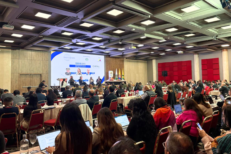BascColombia's tweet photo. BASC Colombia participa como panelista en el III Encuentro Exportador de Seguridad en la Cadena Logística, organizado por @AnaldexColombia @javierDiazMo, contribuyendo al análisis de los retos y oportunidades para fortalecer la seguridad en las cadenas de suministro y el comercio exterior.

En esta jornada participan las Directoras Ejecutivas de @AntioquiaBasc, @bascoriente, @BascCartagena, y el Director Ejecutivo de BASC Colombia, quienes comparten este importante espacio con autoridades y líderes del sector, entre ellos el Teniente Coronel Diego José Zambrano Arévalo, jefe de Área Control Antinarcóticos en Puertos y Aeropuertos de la @PoliciaAntiNar.

Estos escenarios fortalecen la articulación entre el sector público y privado y reafirman el compromiso de BASC con la promoción de una cultura de seguridad y facilitación del comercio internacional.