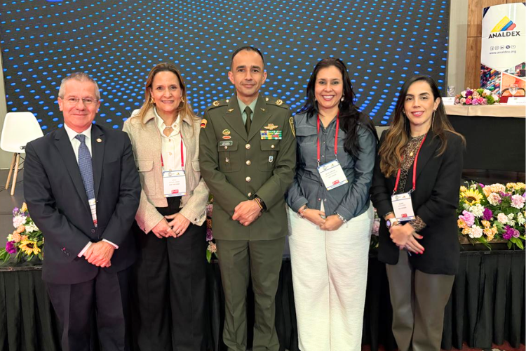 BascColombia's tweet photo. BASC Colombia participa como panelista en el III Encuentro Exportador de Seguridad en la Cadena Logística, organizado por @AnaldexColombia @javierDiazMo, contribuyendo al análisis de los retos y oportunidades para fortalecer la seguridad en las cadenas de suministro y el comercio exterior.

En esta jornada participan las Directoras Ejecutivas de @AntioquiaBasc, @bascoriente, @BascCartagena, y el Director Ejecutivo de BASC Colombia, quienes comparten este importante espacio con autoridades y líderes del sector, entre ellos el Teniente Coronel Diego José Zambrano Arévalo, jefe de Área Control Antinarcóticos en Puertos y Aeropuertos de la @PoliciaAntiNar.

Estos escenarios fortalecen la articulación entre el sector público y privado y reafirman el compromiso de BASC con la promoción de una cultura de seguridad y facilitación del comercio internacional.
