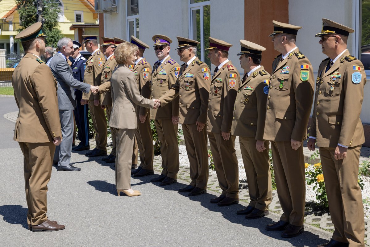 Monarchies2000's tweet photo. SM la princesse Margareta de #Roumanie et son époux se sont rendus à l'Académie des Forces terrestres "Nicolae Balcescu" de Sibiu, l'une des plus importantes institutions d'enseignement militaire supérieur en 🇷🇴, reçus par des membres de l'état-major. #monarhia #monarchie 📸:MR https://t.co/doEEEKTNx1