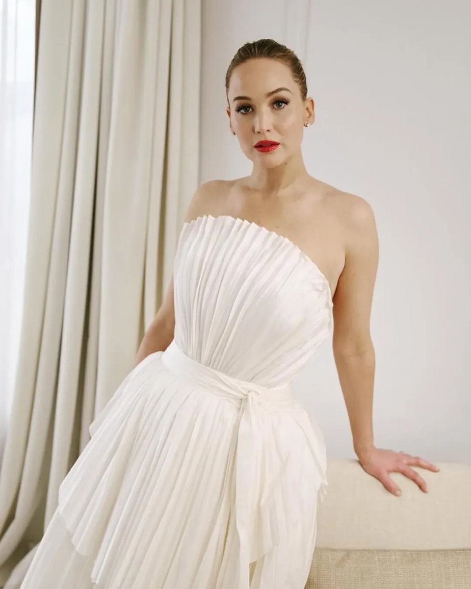 RightMan_1's tweet photo. Jennifer Lawrence At 35 https://t.co/UUUSvEnEEU