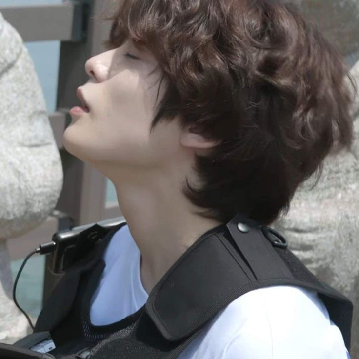 purinzen's tweet photo. não existe cabelo mais lindo no jaehyun do que esse que ele ta parecendo um cachorrinho da raça poodle toy https://t.co/nurJ4rZ2To