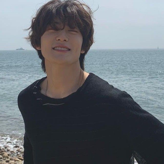 purinzen's tweet photo. não existe cabelo mais lindo no jaehyun do que esse que ele ta parecendo um cachorrinho da raça poodle toy https://t.co/nurJ4rZ2To