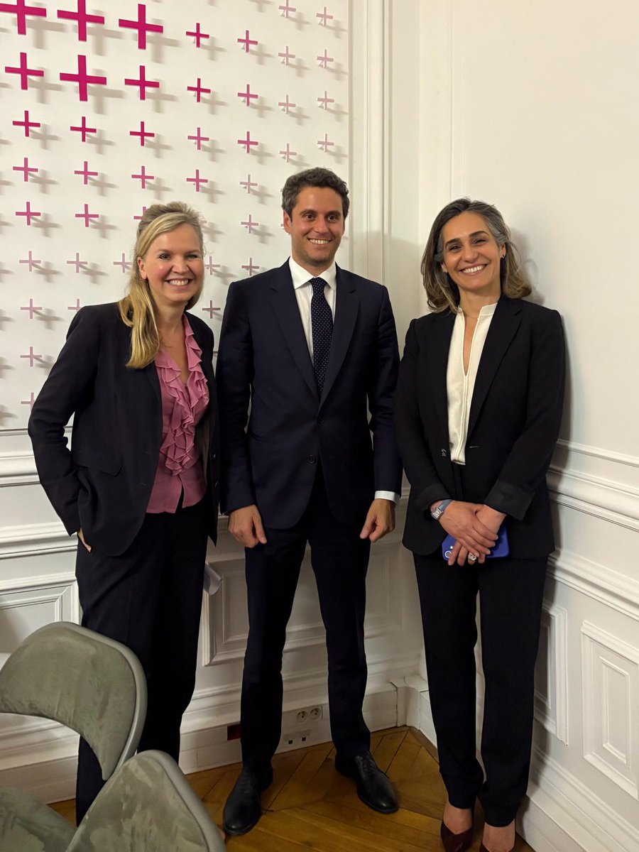 CroissancePlus's tweet photo. Les entrepreneurs de croissance interrogent ceux qui veulent diriger la France ! 
 
2027 ne se décidera pas sans les entrepreneurs. CroissancePlus donne rendez-vous à celles et ceux qui aspirent à diriger le pays. https://t.co/6xc1u9ULBc