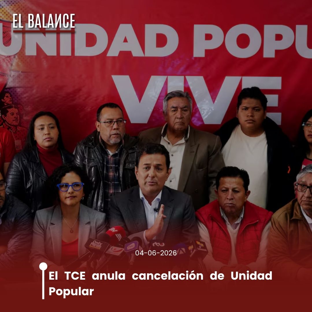 ElBalance_EC's tweet photo. El Tribunal Contencioso Electoral anuló este 3 de junio las resoluciones del Consejo Nacional Electoral que cancelaban la inscripción de Unidad Popular, Lista 2, y devolvió de forma inmediata su estatus dentro del Registro Nacional Permanente de Organizaciones Políticas. 

La sentencia respondió al recurso presentado por Geovanni Atarihuana, director nacional de la organización, y determinó que el CNE actuó fuera de los plazos legales y sin respaldo documental suficiente para justificar la supuesta reducción de afiliados.

La jueza Ivonne Coloma Peralta fundamentó la nulidad en dos puntos centrales: la incompetencia temporal del CNE y la falta de trazabilidad sobre los datos usados para intentar sacar al partido del registro electoral. Según el fallo, la cancelación debía resolverse hasta 120 días antes de la convocatoria a elecciones, plazo que vencía el 3 de abril, pero la resolución principal fue emitida el 26 de abril, cuando el organismo ya no tenía margen legal para hacerlo.

El TCE también cuestionó que el CNE no haya incorporado la documentación necesaria para sostener la causal aplicada sobre una presunta reducción del número de afiliados por debajo del mínimo legal. La sentencia señaló que no se entregó una base consolidada completa ni reportes suficientes sobre depuraciones, bajas o registros posteriores a la fusión de Unidad Popular con el antiguo MPD, lo que dejaba incertidumbre sobre la cifra real de militantes.

La decisión, sin embargo, no cierra de forma definitiva la discusión sobre los requisitos de permanencia del partido, porque el TCE dispuso que el CNE realice un nuevo examen técnico y jurídico con información verificable y respeto al debido proceso. Sin embargo, el fallo sí golpea una decisión que había sido denunciada como parte de un intento de proscripción política antes de las elecciones seccionales.

Por: @iarandrader