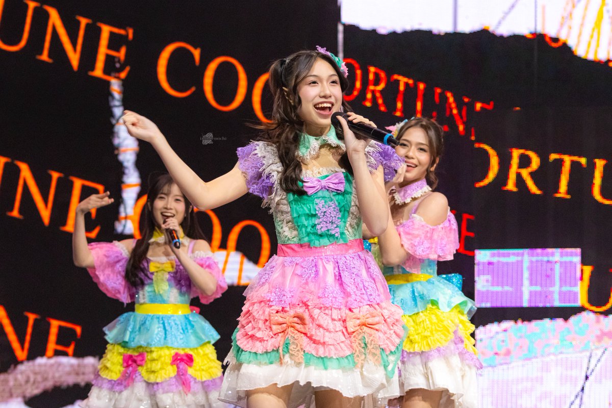 InfoDemichi's tweet photo. i like it when the midnight comes, for you are so beautiful yet so unaware of it ❇️

📸: @Michie_JKT48 https://t.co/L84cQHPl3E