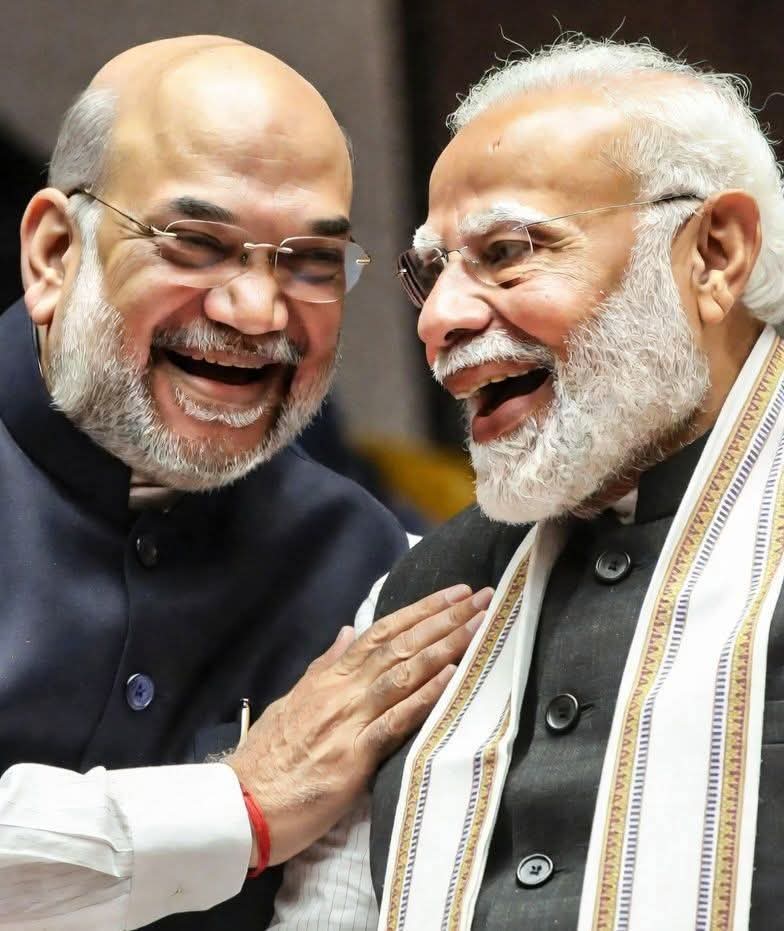 Maasoom_Baalak's tweet photo. ......."खेला होबे"...का मतलब अब मोमता दीदी की समझ मे आ रहा होगा....वो "खेला होबे-खेला होबे" करती रही और असली खेला उनके साथ ही हो गया....TMC सिर्फ टूटी नहीं....बल्कि TMC मोमता के हाथ से ही निकल गई....80 मे से 60 विधायकों ने दीदी और भतीजे को पार्टी से बाहर कर खुद पार्टी पर कब्जा कर लिया....विधानसभा मे विपक्ष का नेता भी चुन लिया...और विधानसभा अध्यक्ष ने मान्यता भी दे दी...........अब मोमता ना तो मुख्यमंत्री हैं...न विधायक...ना सांसद....और राज्यसभा मे जाने की जो बचा खुची संभावना थी....वो भी खत्म ही गई...अब 20 विधायक उन्हें राज्यसभा तो नहीं भेज सकते....इसे कहते हैं असली खेला....मतलब इनकी राजनीति तो खत्म. .....

.......सबसे बड़ी बात ये है कि जिन 60 विधायकों ने ये किया....उनमे से ज्यादातर मुस्लिम हैं...यानि...जिनके लिए मोमता ने खजाना खोल रखा था...उन्होंने ही तिजोरी पर डाका डाल दिया....खैर....डूबती नाव मे कौन बैठना चाहेगा....सबको अपना भविष्य देखना है....और अगले 5 साल तो बंगाल मे कुछ होने वाला नहीं...और 5 साल बाद मोमता 80 साल की हो जाएंगी तो उनकी राजनीति तो वैसे ही खत्म है....भतीजे के साथ कोई रहना नहीं चाहता....क्यूंकि एक तो उसका attitude...दूसरे पता नहीं वो कब जेल चला जाए....तो भविष्य यही है...कि अलग होके इनसे पीछा छुड़ाया जाए....

.....BJP बस मजे ले रही है....वो TMC के किसी विधायक को BJP मे नहीं आने देगी...क्यूंकि वो नहीं चाहती कि TMC खत्म हो....क्यूंकि TMC खत्म होगी तो कॉंग्रेस और लेफ्ट को बंगाल में फिर से खड़े होने का मौका मिलेगा....और उनकी राजनीति दोबारा बंगाल मे शुरू हो....ऐसा BJP किसी क़ीमत पर नहीं चाहेगी...तो उसके लिए ये अच्छा है कि TMC ही रहे लेकिन बिना बुआ-भतीजे के.....ये ज्यादा फायदे वाली बात है....

.....लेकिन कमाल है ना....15 साल एकछत्र शासन करने वाली दीदी के साथ ऐसा होगा....वो भी चुनाव हारने के एक महीने के भीतर...ऐसा शायद ही किसी ने सोचा होगा.....और ये एक सबक भी है उन पार्टियों के लिए....जो सिर्फ एक खास वोटबैंक के भरोसे बैठी हैं....जो मोमता के साथ हुआ....वही उनके साथ भी होगा....

जय श्रीराम 🙏🚩

@Real_Kittu10 
@yagnaja 
@sarikatyagi97