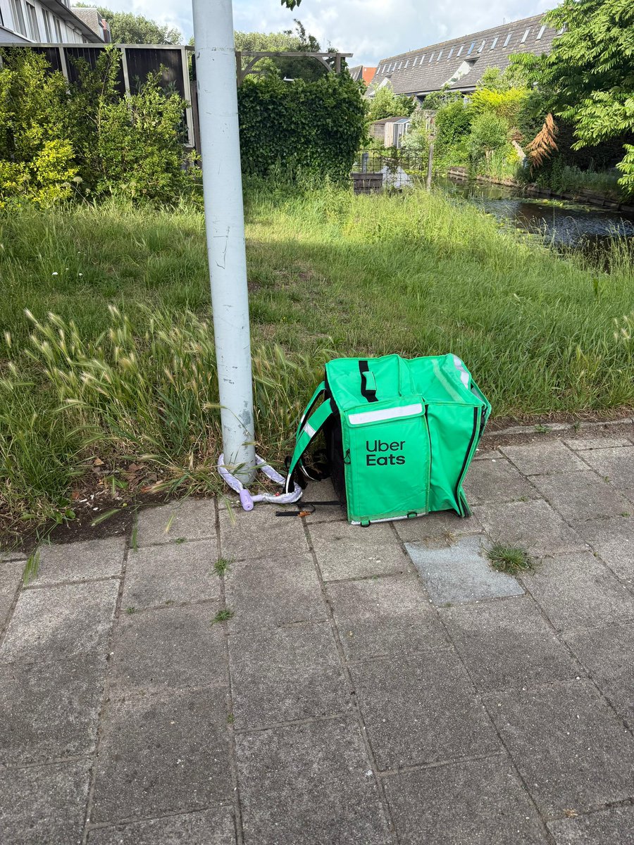 SamvanSeeren's tweet photo. @UberEats Why is that ? Do you think this will stop thieves? 😳🤡 https://t.co/PwsnKyjePQ