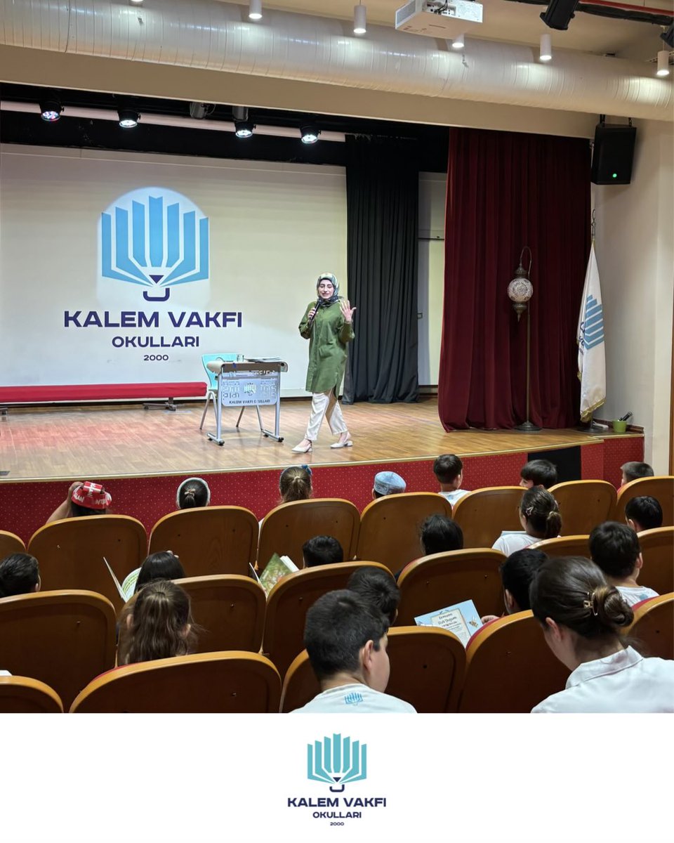 KalemOkullari's tweet photo. Cezve Çocuk Yayınlarından Yazar Behice Kavak, kitaplarını Kalem’li okurları için imzalayarak çok değerli bir söyleşi gerçekleştirdi. Kendilerine şükranlarımızı sunuyoruz. 🖋📚🥰🌎 https://t.co/MCO37EKnvo