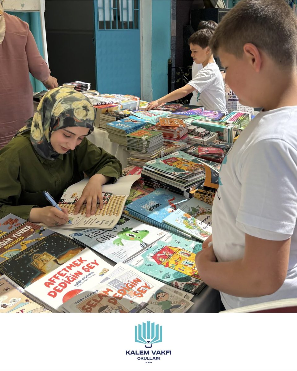 KalemOkullari's tweet photo. Cezve Çocuk Yayınlarından Yazar Behice Kavak, kitaplarını Kalem’li okurları için imzalayarak çok değerli bir söyleşi gerçekleştirdi. Kendilerine şükranlarımızı sunuyoruz. 🖋📚🥰🌎 https://t.co/MCO37EKnvo