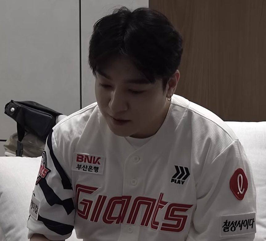flowerybob's tweet photo. sungjin undercut hair + baseball jersey = 🫠🤍 https://t.co/kJIonZlW5v