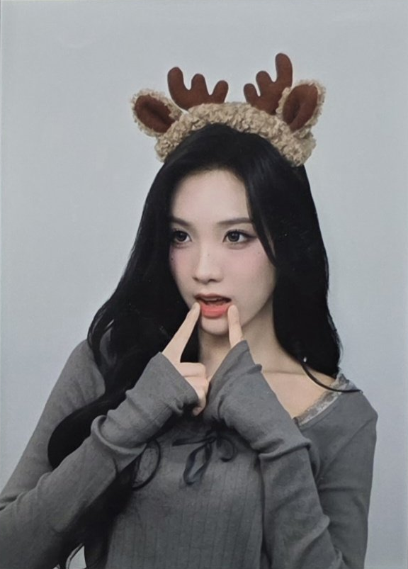 laskdd's tweet photo. shes like a child she keeps touching her lips with her dirty fingers!! https://t.co/xpBcMJkeVJ