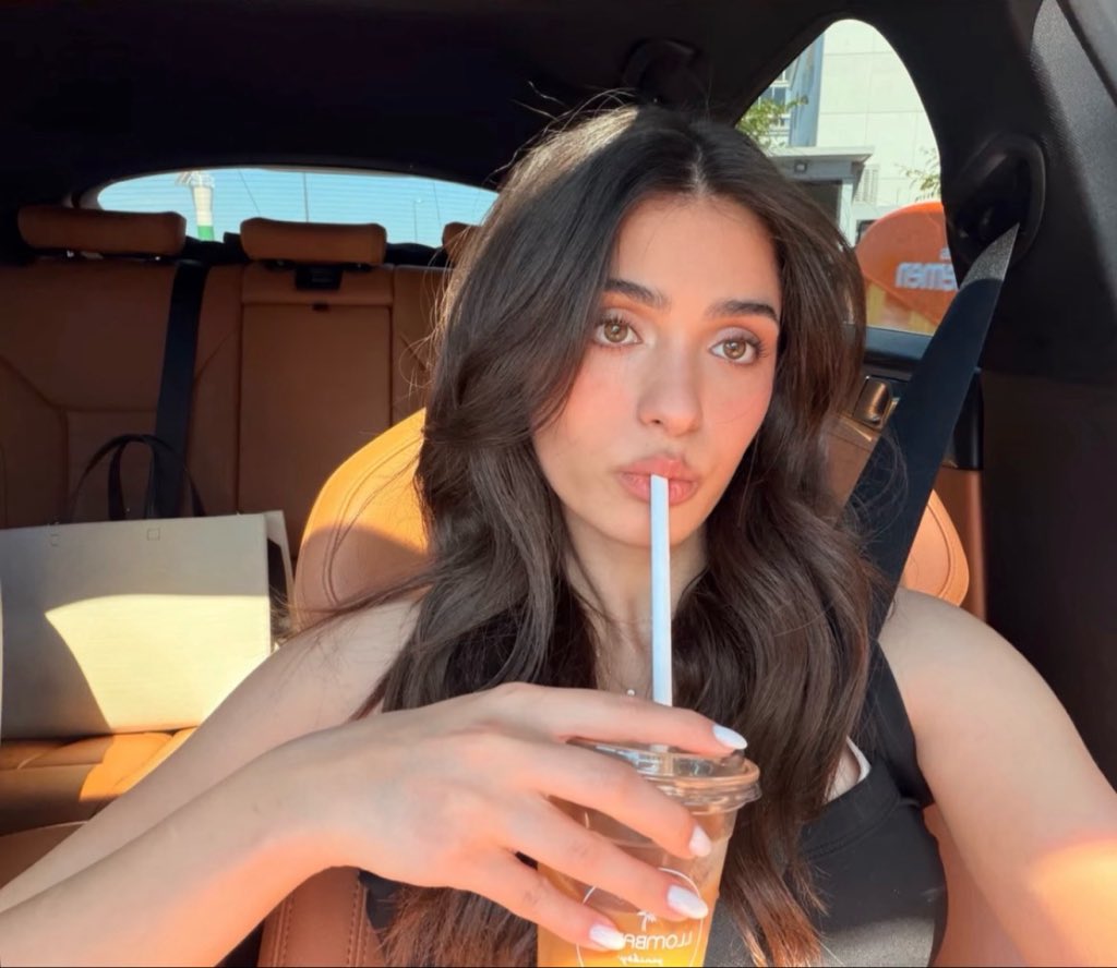 attempttoenter's tweet photo. her beauty is lethal https://t.co/EEl033VDHZ