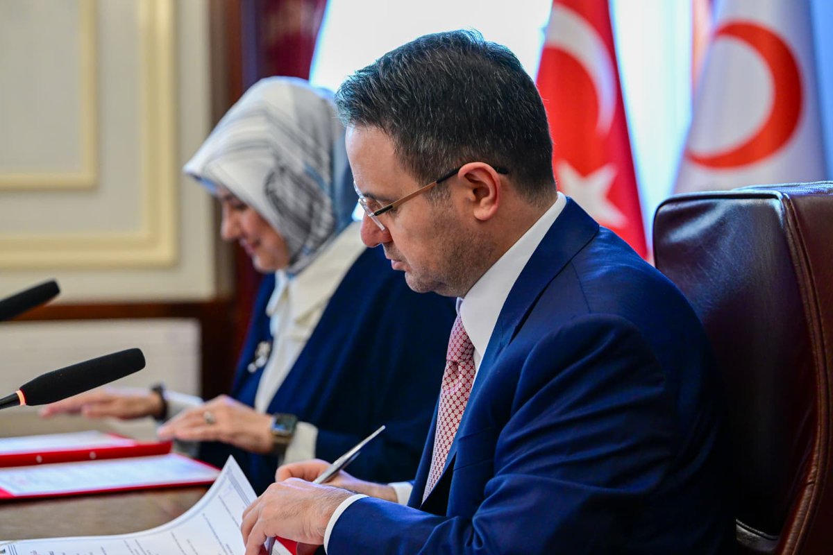 ctekurumsal's tweet photo. Adalet Bakanlığımız ile Türk Kızılay arasında, ceza infaz kurumlarındaki eğitim ve sosyal destek faaliyetlerini güçlendirecek iş birliği protokolü imzalandı.

Adalet Bakanımız Sayın Akın Gürlek ve Türk Kızılay Genel Başkanı Sayın Prof. Dr. Fatma Meriç Yılmaz’ın katıldığı törende; Adalet Bakan Yardımcımız Sayın Burak Ceyhan ve Genel Müdürümüz Çelebi Yılmaz da hazır bulundu.

Protokol kapsamında; çocuk ve genç hükümlülerin eğitim süreçlerinin desteklenmesi, ceza infaz kurumlarında annesiyle birlikte kalan çocukların sosyal ve gelişimsel imkânlarının artırılması, mesleki kursların çeşitlendirilmesi ve ebeveyn-çocuk görüşme odalarının geliştirilmesi gibi pek çok alanda ortak projeler yürütülecektir.

İyileştirme ve topluma kazandırma odaklı infaz hizmetlerimize katkı sunacak bu kurumsal iş birliğinin hayırlı olmasını dileriz.