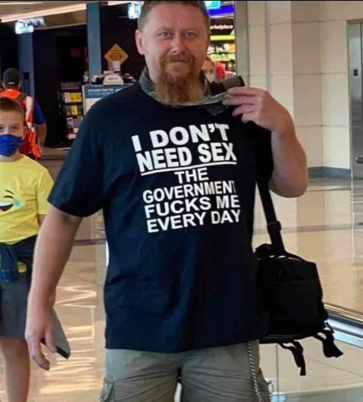 AquelaLara's tweet photo. Apenas jogando uma ideia para o universo... talvez traduzir esta camiseta para o português e vender te renda um bom dinheiro https://t.co/ZWFHoXLhRL