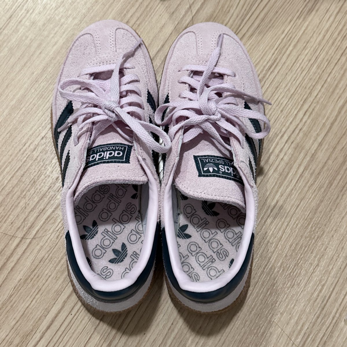 songtorstuffs's tweet photo. รองเท้าผ้าใบ adidas spezial สีชมพูรุ่นฮิตค่า size 235 ใส่ครั้งเดียวว สภาพดีมากๆๆนางฟ้าเลยค่า 1,900 (ซื้อมา 3,200+)
#ส่งต่อเสื้อผ้า #ส่งต่อรองเท้า #รองเท้ามือสองของแท้ #adidasthailand #รองเท้าผ้าใบมือสอง https://t.co/emIj8cpRPh