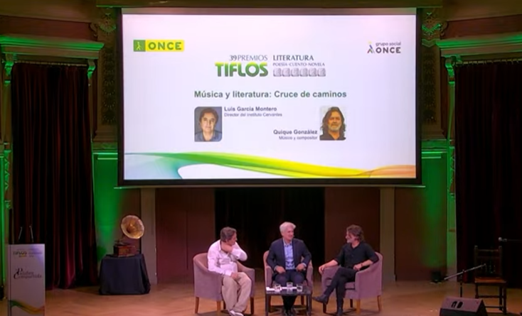 ONCE_oficial's tweet photo. Viviendo #LaPalabraCompartida, hablando de #música y #literatura, junto al director del @InstCervantes, Luis García Montero, y al músico y compositor Quique González, conducido por Chema Doménech
🗣️"la palabra se hace realmente cuando se escucha, ... la fuerza de lo oral está en el orígen de la literatura" Luis García Montero
🗣️"Yo empecé a escribir antes de aprender el primer acorde ... me imaginaba la música que tendrían los poemas que leía" Quique González