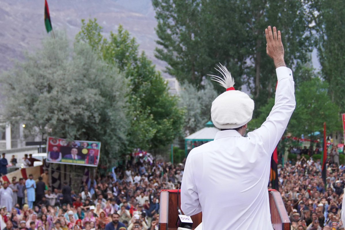 MediaCellPPP's tweet photo. گلگت بلتستان کے ضلع غذر کی تحصیل گاہکوچ کے انتخابی جلسہ عام میں چیئرمین پاکستان پیپلز پارٹی بلاول بھٹو زرداری شرکاء کے نعروں کا خیرمقدم کرر ہے ہیں۔

@BBhuttoZardari 
 #GBMainTeerChaleyga https://t.co/RB7v6uOVLS