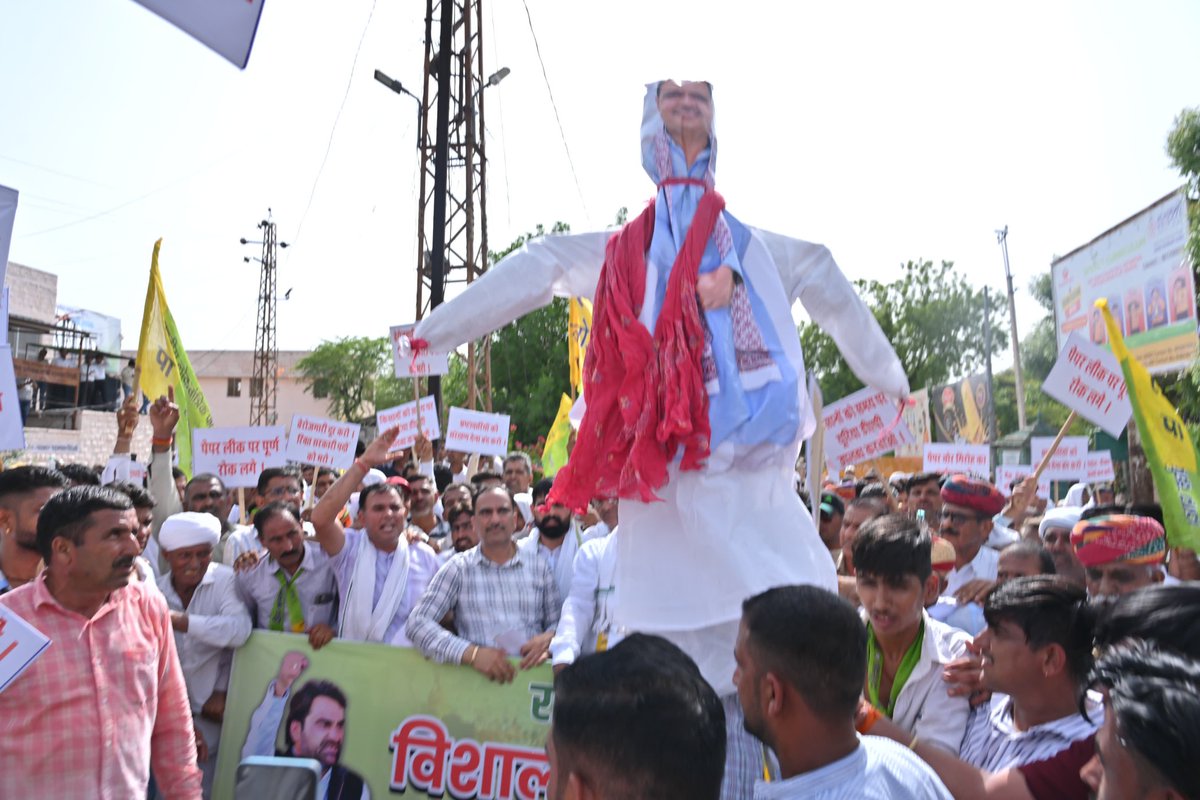 RLPINDIAorg's tweet photo. आज नागौर जिला मुख्यालय पर राष्ट्रीय लोकतांत्रिक पार्टी की जिला इकाई द्वारा जनहित से जुड़े विभिन्न मुद्दों और मांगो को लेकर लोकतांत्रिक रूप से प्रदर्शन करते हुए जिला कलक्टर को राज्यपाल महोदय के नाम ज्ञापन दिया गया | https://t.co/hW9aV0DNIK