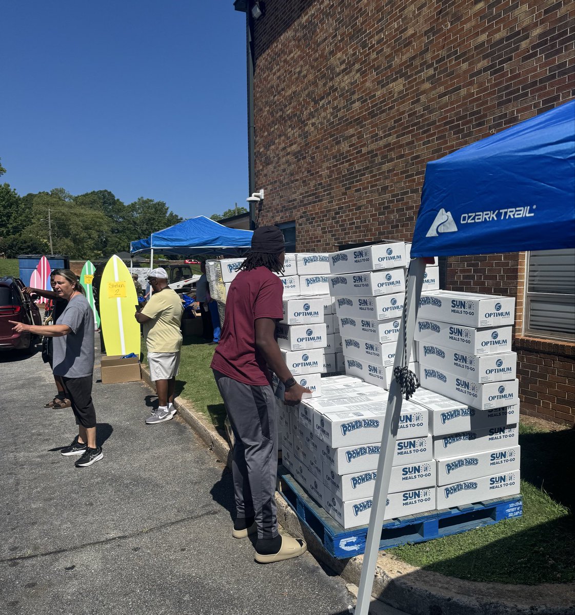GaffneyFootball's tweet photo. Gaffney D Lineman out this morning helping with the Mobile Food Drive at Gaffney Middle school this morning! #PrideAndTradition 💛🖤 https://t.co/SQHjLd5QWg
