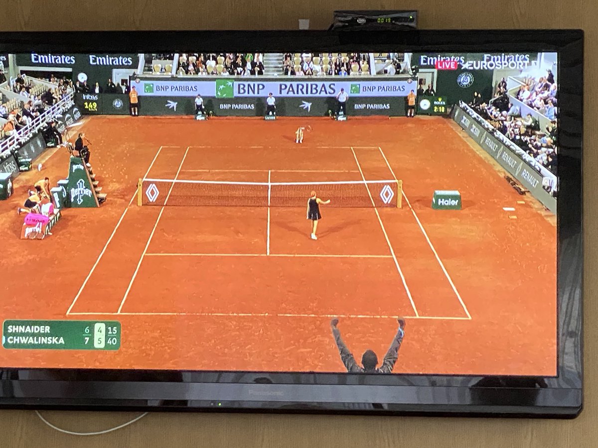 AdaKrzykowski's tweet photo. Co za wieczór w Paryżu  😎 kolejna polska „guwniara z paletkom” pokazuje jak się gra 👏🏻👏🏻👏🏻 szacun! #RolandGarros #FrenchOpen26 https://t.co/gCk7zaTVW6