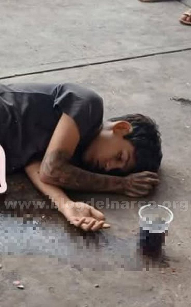 blogdelnarcomex's tweet photo. Uno de los 3 jóvenes ejecutados en mercado de Apatzingán, Michoacán, subía videos e imágenes a redes sociales con armas largas (Informacion en el enlace) https://t.co/yzw6Jk00SA https://t.co/vl06PbVFXe