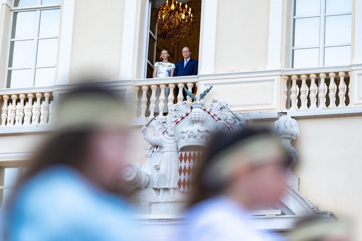 Monarchies2000's tweet photo. La messe de la Fête-Dieu a été célébrée en la Cathédrale de #Monaco, en présence du prince Albert II et de la princesse Charlène, suivie de la traditionnelle procession dans les rues du Rocher, qui s’est achevée sur la Place du Palais. #monarchy #monarchie 👑🇲🇨 📸M. Info/M Vitali https://t.co/VMfuCD2HpM
