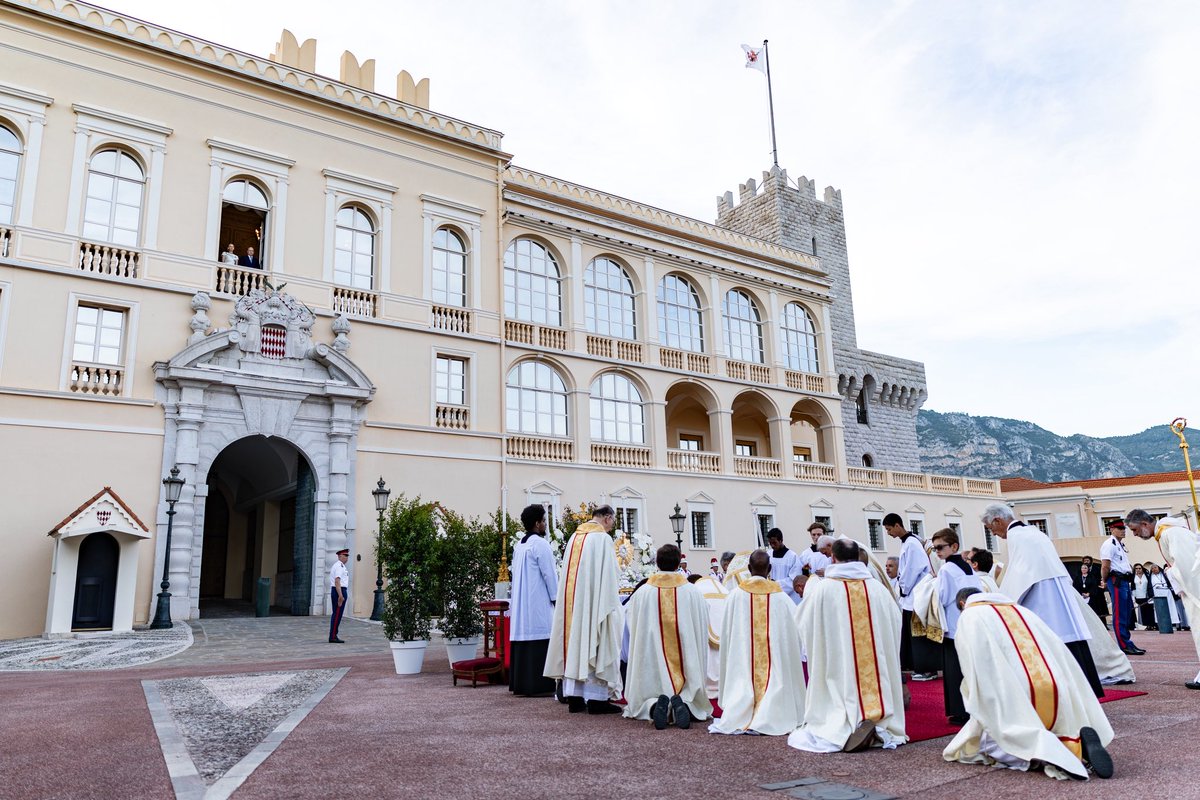 Monarchies2000's tweet photo. La messe de la Fête-Dieu a été célébrée en la Cathédrale de #Monaco, en présence du prince Albert II et de la princesse Charlène, suivie de la traditionnelle procession dans les rues du Rocher, qui s’est achevée sur la Place du Palais. #monarchy #monarchie 👑🇲🇨 📸M. Info/M Vitali https://t.co/VMfuCD2HpM