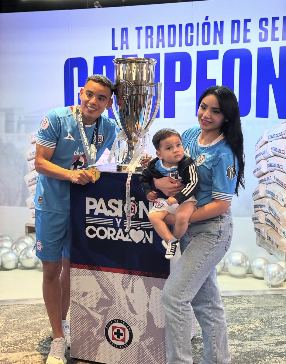 AZULNETACELESTE's tweet photo. @MIGUELV092 @ElRojiblanco12V @MIGUELV092 cuantos títulos le dio Brian a tu mediocre equipo? Supongo que muchos para que andes defendiendo a la selección 🤣🤣🤣🤣SOLITOS SE PONEN DE PECHITO https://t.co/Wu3hXpUYra
