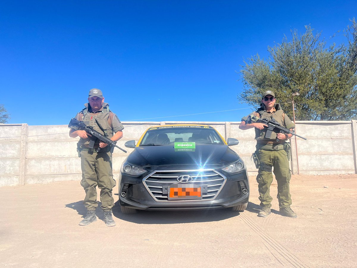 CarabTarapaca's tweet photo. Carabineros de la Tenencia #Pica (F) a través de sus despliegues operativos de Fronteras 🇨🇱 recuperó un vehículo motorizado en ruta fronteriza 🚧📍, el cual había sido sustraído durante la madrugada en Iquique, entregando el móvil a su propietario 🚨🚔  #CarabinerosdelCentenario https://t.co/pfIodhMbK1