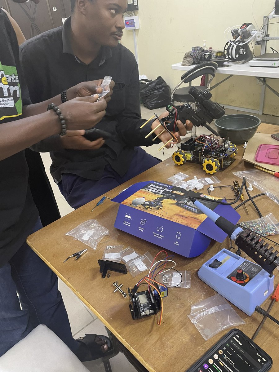 Shaz_writecodes's tweet photo. Peak day at the FABLAB exploring the acebott steam kit with @muqaddiso . Quite exciting break from the software world. https://t.co/tjgknUNYYn
