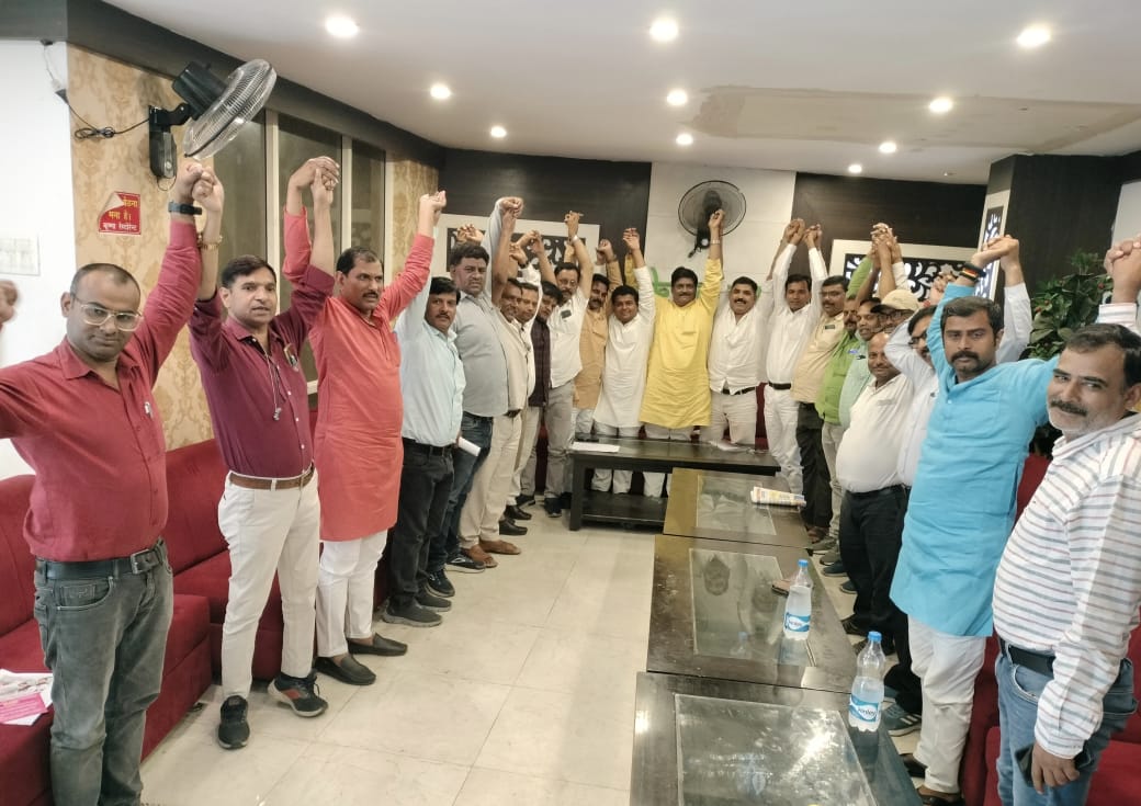 vijaykbandhu's tweet photo. #TETप्रकरण : खुले मन से-खुले मंच से पुनः अपील महासंघ की आज लखनऊ में घटक संगठनों की बैठक हुई जिसमें आगे की रणनीतियों पर विचार विमर्श किया और हमने जोरदार तरीके से सभी से अपील किया की TET प्रकरण पर सभी शिक्षक कर्मचारी संगठनो को इकट्ठा हो एक साथ खड़े हो जिससे समस्या से निजात मिल सके https://t.co/3Cp5YlMcFf
