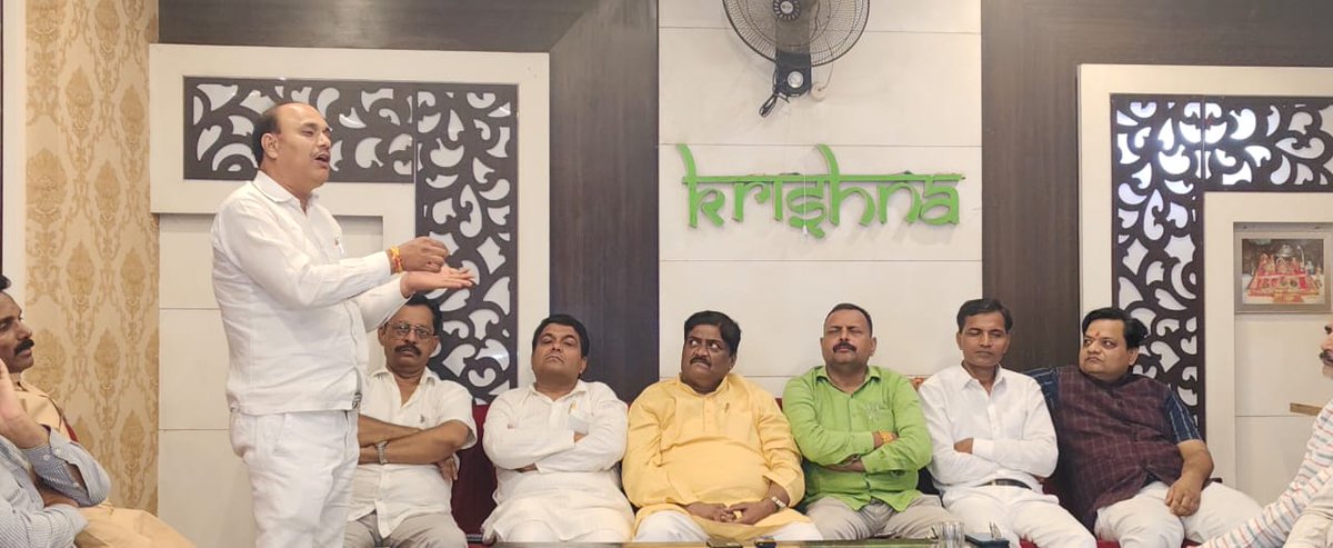 vijaykbandhu's tweet photo. #TETप्रकरण : खुले मन से-खुले मंच से पुनः अपील महासंघ की आज लखनऊ में घटक संगठनों की बैठक हुई जिसमें आगे की रणनीतियों पर विचार विमर्श किया और हमने जोरदार तरीके से सभी से अपील किया की TET प्रकरण पर सभी शिक्षक कर्मचारी संगठनो को इकट्ठा हो एक साथ खड़े हो जिससे समस्या से निजात मिल सके https://t.co/3Cp5YlMcFf