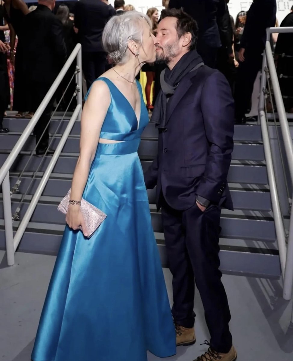 MadameA02's tweet photo. Esistono uomini over 60 che per la pressione sociale e status scelgono la ragazza under 30 e poi esistono uomini come Keanu Reeves che se ne sbattono e scelgono l'amore.
Siate come Keanu Reeves. https://t.co/fiPeMg8ggq