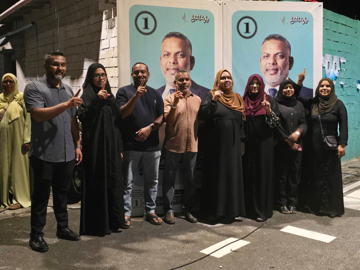 EenInoo's tweet photo. 📍އަައްޑޫ ހިތަދޫ އުތުރު  ދާއިރާ

ކޮންގްރެސް ޕާޓީގެ ލީޑަރޝިޕްގެ ބޭފުޅުންނާއި އައްޑޫ ސިޓީ ހިތަދޫ އުތުރު ދާއިރާގެ ކެންޑިޑޭޓް އަޙްމަދު ސަޢީދު، އެ ދާއިރާގެ ރައްޔިތުންނާއެކު ބޭއްވި ކަންމަތީ ބައްދަލުވުން  .!!

#CandidateNo1
#VoteSoda 
#DhiveheengeRaajje https://t.co/4J3h3KAVuK