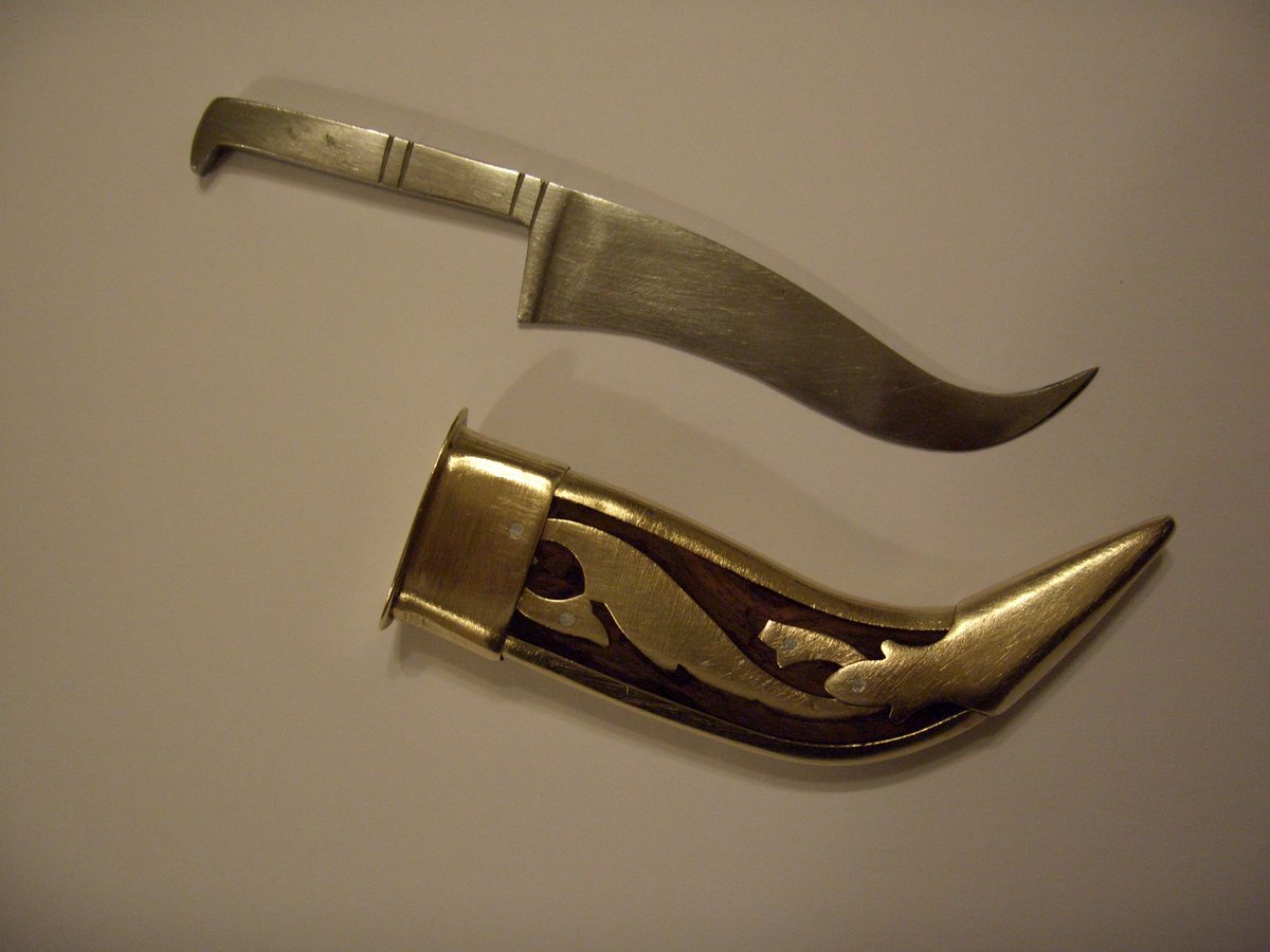 BinaryDS2004's tweet photo. @KolakPatolik1 Kirpan ma zaokrąglone ostrze oraz na końcu, a jest taki bo  nie został zaprojektowany do dźgania tylko cięcia. https://t.co/G6xtdjcGTp