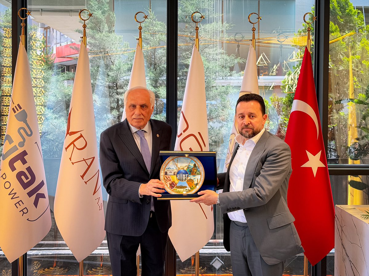 Siirtvakfi06's tweet photo. Ankara’da İnşaat alanında prestijli projelere imza atan Doğan Grup ortaklarından, kıymetli hemşehrimiz Sayın Refik Oysal’ı ziyaret ettik.

Başkanımız Sayın Afif Demirkıran ve Yönetim Kurulu Üyelerimizin katılımıyla gerçekleşen görüşmede, Vakfımız ile Doğan Grup arasında hayata geçirilebilecek iş birliği imkânları, ortak sosyal sorumluluk projeleri ve hemşehrilerimize yönelik katkı sağlayabilecek çalışmalar üzerine verimli istişarelerde bulunduk.

Nazik ev sahipliği, samimi misafirperverliği ve Vakfımıza göstermiş olduğu destek dolayısıyla Sayın Refik Oysal’a teşekkür ediyor, iş hayatındaki başarılarının artarak devam etmesini temenni ederiz.

#siirtvakfi #siirtvakfi06 #Siirt #Ankara #dogan